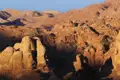 Abgewitterte Felsformationen in einer bergigen Landschaft.