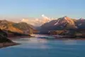 Panoramablick auf einen Bergsee und die umliegende Berglandschaft.