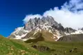 Schneebedeckte Berggipfel im Hintergrund.