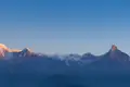 Schneebedeckte Gipfel im Himalaya Gebirge bei Sonnenaufgang.