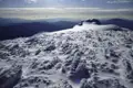 Schneebedeckter Berggipfel mit Blick auf die Berglandschaft.