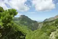 Blick auf bewaldete Berge und das Meer.