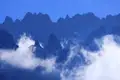 Wolkenverhangene Bergspitzen