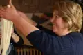 Frau beim Zubereiten von Teigwaren.