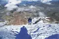 Bergsteiger beim Aufstieg eines verschneiten Berges.