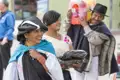 Einheimische Frau in traditioneller Kleidung mit Hut und blauem Tuch.