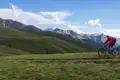 Mountainbiker auf einem Bergpfad.
