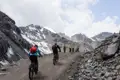 Mountainbiker auf einer Hochgebirgstour.