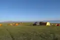 Campingplatz mit Zelten und Fahrzeugen.