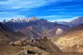 Bergdorf im Himalaya mit schneebedeckten Gipfeln.