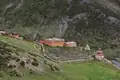 Traditionelle Bergsiedlung mit Gebetsfahnen.