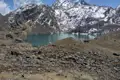 Bergsee inmitten schneebedeckter Berglandschaft