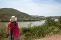 Blick auf den Fluss und die umliegende Landschaft während der Reise.