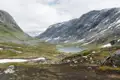 Alpenlandschaft mit See und Schneeresten.