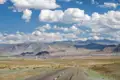 Straße und Ortschaft in der mongolischen Landschaft.