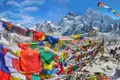 Gebetsfahnen im Vordergrund mit Blick auf den schneebedeckten Mount Everest.