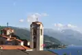 Kirche am See mit Bergen im Hintergrund
