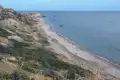 Felsige Küste mit Strand und Meerblick.