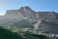 Blick auf ein Bergdorf mit einem imposanten Berg im Hintergrund.