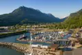 Hafen mit Booten und Bergkulisse.