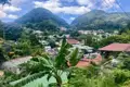 Panoramablick auf eine Stadt in den Bergen, umgeben von dichter Vegetation.