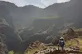 Wanderer mit Blick auf ein Bergtal.