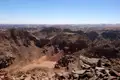 Felsige Wüstenlandschaft unter blauem Himmel.
