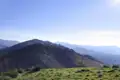 Panoramablick auf ein italienisches Bergdorf, umgeben von Hügeln und Bergen.