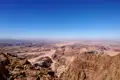 Panoramablick auf eine Wüstenlandschaft.