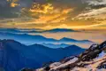 Sonnenaufgang über den Bergen mit Blick auf die Bergketten.
