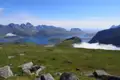 Aussicht von einem Berg auf eine Küstenlandschaft mit Wasser und Inseln.