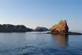 Felsige Küstenformation im Meer.