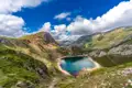 Panoramablick auf einen Bergsee in den Bergen.
