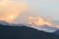 Schneebedeckte Berge in der Abendsonne.