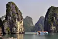 Traditionelle schwimmende Häuser in der Halong-Bucht, umgeben von den charakteristischen Kalksteinfelsen.