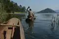 Traditionelle Einbaumfahrt auf einem ruhigen See.