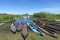 Traditionelle Kanus, bereit für eine Flussfahrt.