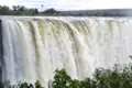 Tosende Wassermassen eines Wasserfalls.