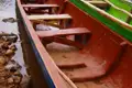 Traditionelles Einbaumboot am Flussufer.