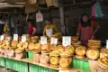 Marktstand mit verschiedenen Fladenbroten und drei Verkäuferinnen.