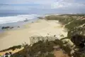Sandstrand und Küste mit Vegetation