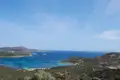 Türkisfarbenes Wasser und Küstenlandschaft.
