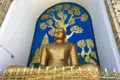 Goldene Buddha-Statue in einem Tempel.