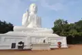 Monumentale weiße Buddha-Statue.