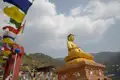 Goldene Buddha-Statue und Gebetsfahnen.