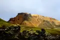 Bunt gefärbter Berg mit verschiedenen Gesteinsschichten.