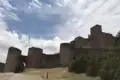 Historische Burg mit Steinmauern und Türmen.