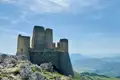 Ruine einer historischen Burg auf einem Berg.