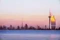 Skyline von Dubai mit Burj Khalifa und Burj Al Arab bei Sonnenuntergang.