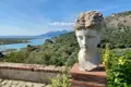 Eine antike Büste mit Blick auf die Landschaft von Butrint.